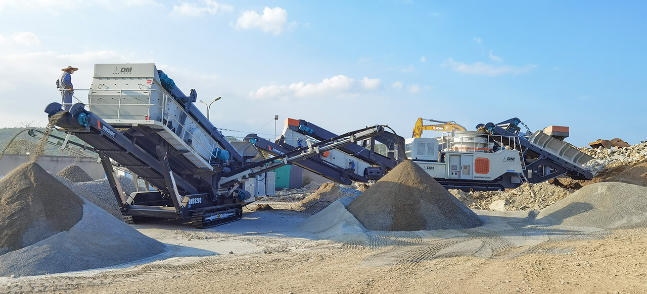 【東蒙案例】顎、錐、篩移動站石英巖破碎生產(chǎn)線火熱投產(chǎn)！